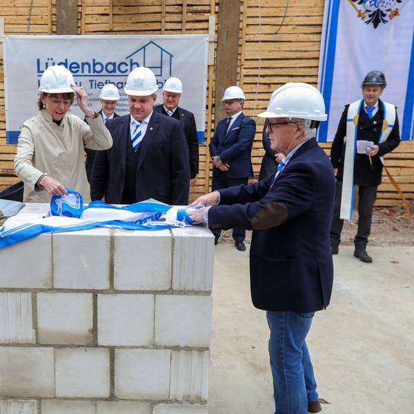 Grundsteinlegung für den Anbau der Blauen Funken am Sachsenturm.