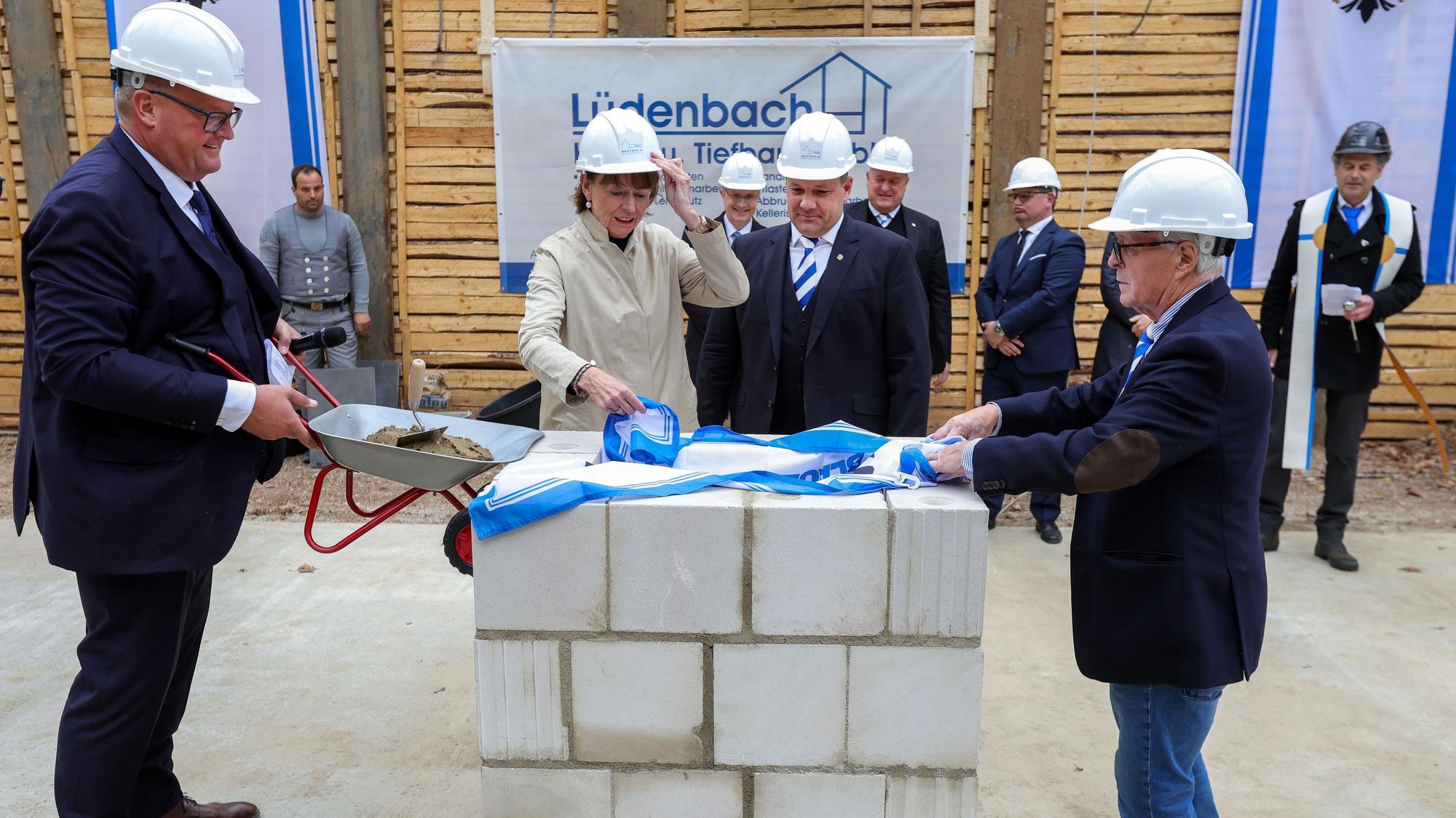 Grundsteinlegung für den Anbau der Blauen Funken am Sachsenturm.