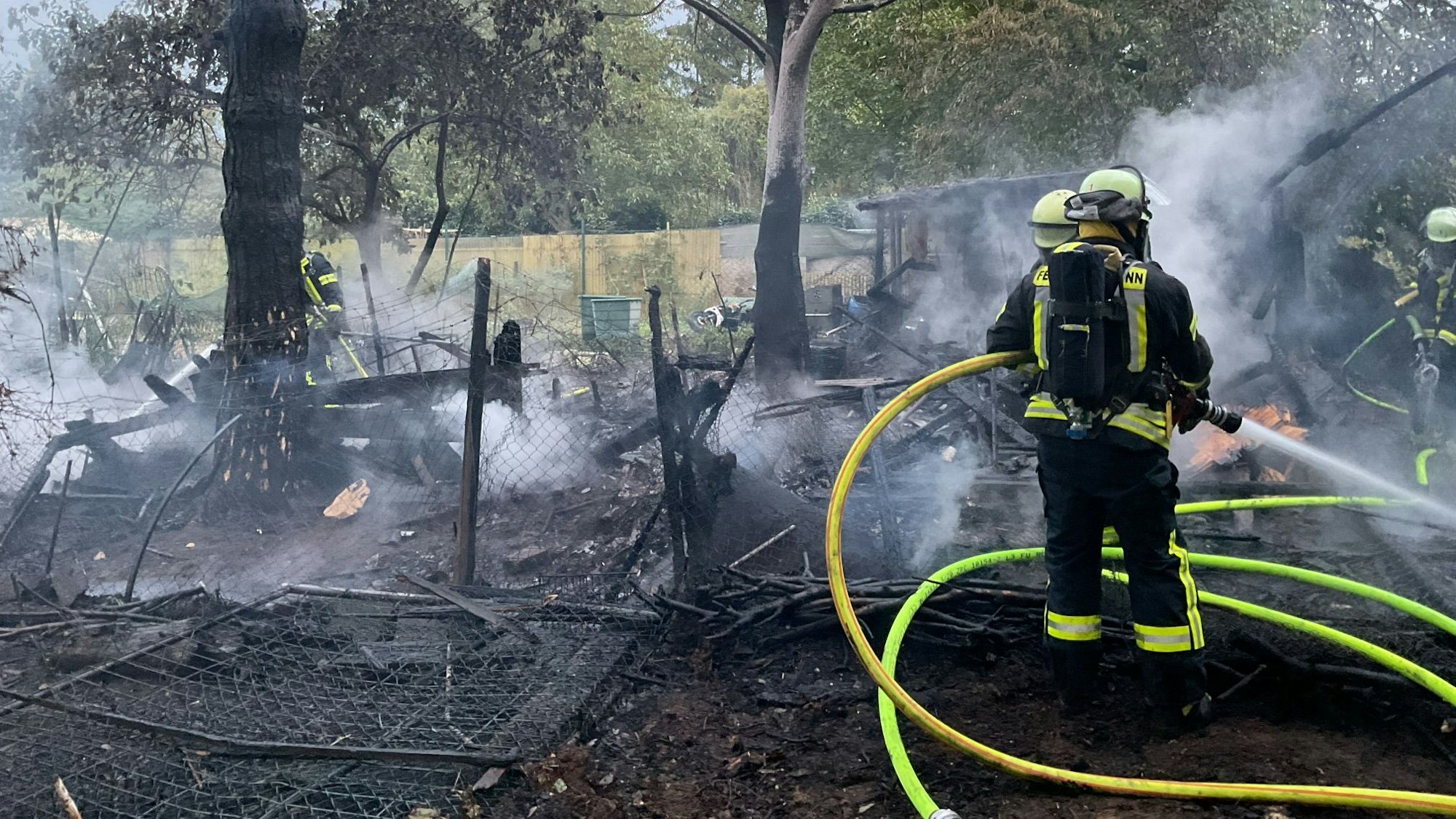 Die Holzhütte in der Bonner Kleingartenanlage brannte komplett nieder.