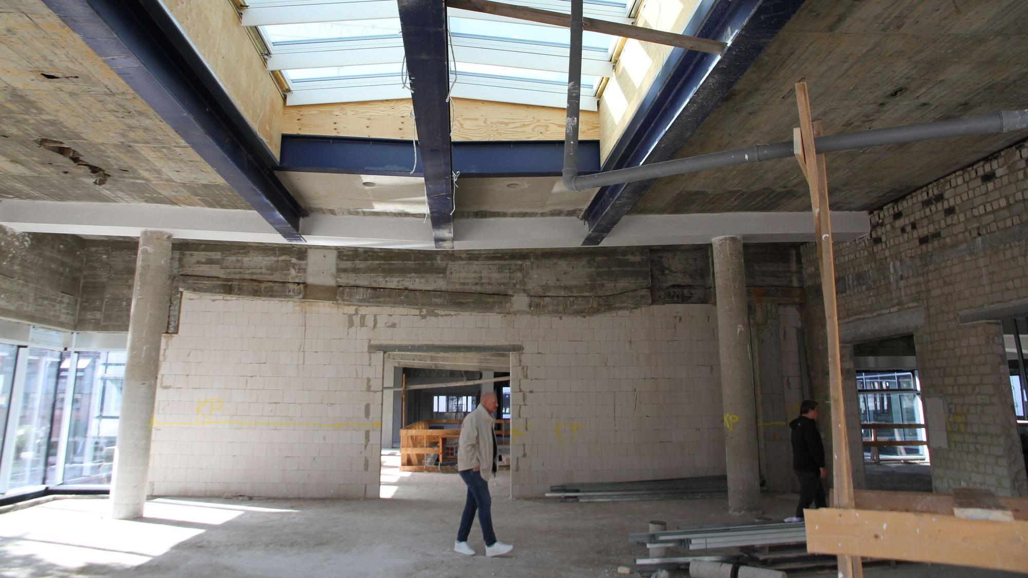 Blick in den Rohbau für den neuen Ratssaal und auf die Glaskuppel im Dach