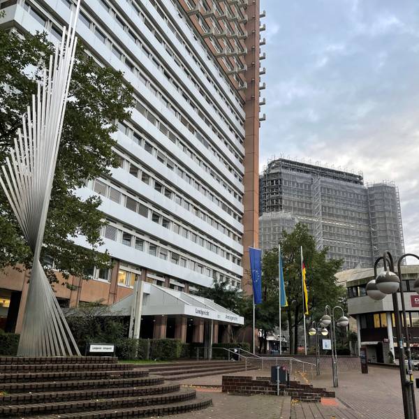 Das Gerichtsgebäude an der Luxemburger Straße. Rechts die alte Arbeitsagentur, die derzeit kernsaniert wird und Interimsstätte werden soll.