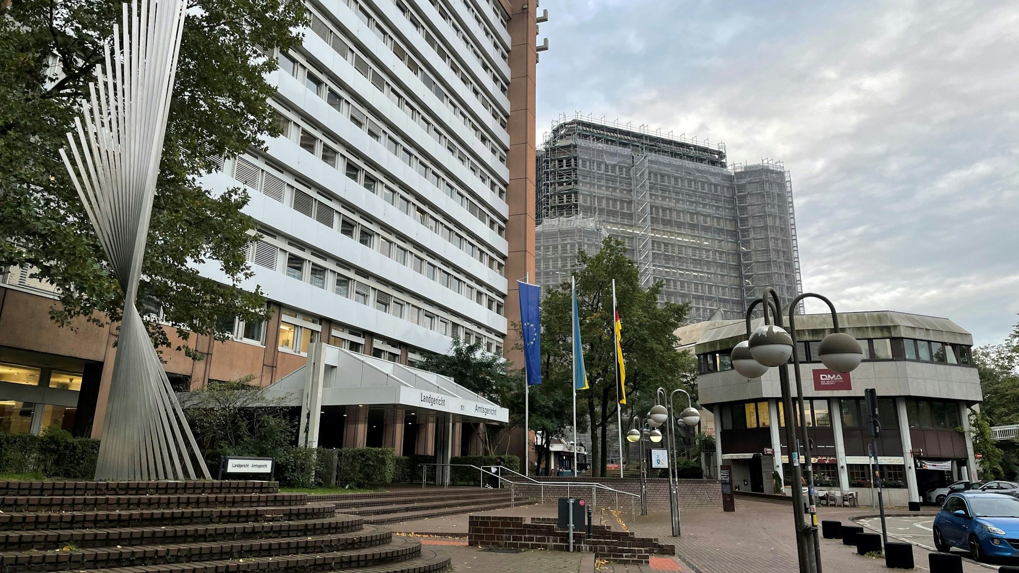 Das Gerichtsgebäude an der Luxemburger Straße. Rechts die alte Arbeitsagentur, die derzeit kernsaniert wird und Interimsstätte werden soll.