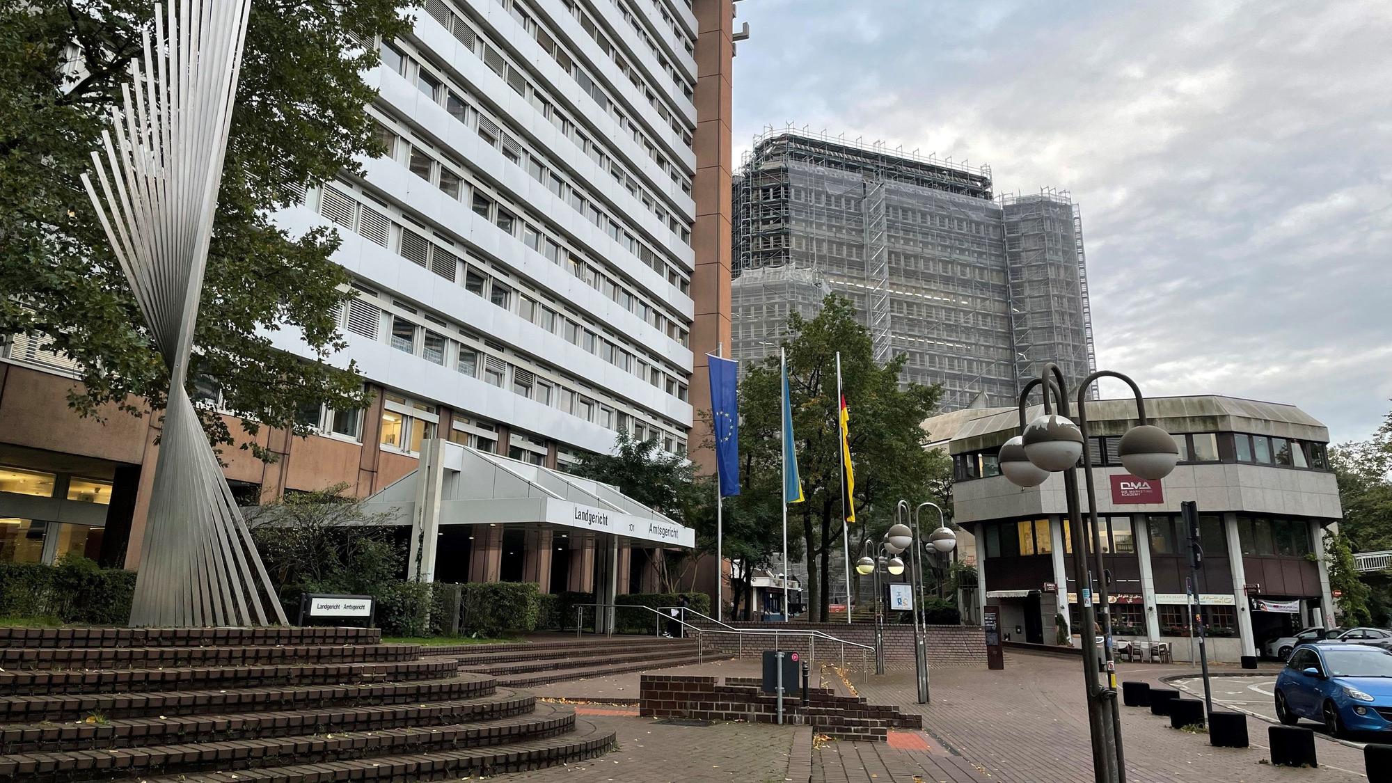 Das Gerichtsgebäude an der Luxemburger Straße. Rechts die alte Arbeitsagentur, die derzeit kernsaniert wird und Interimsstätte werden soll.