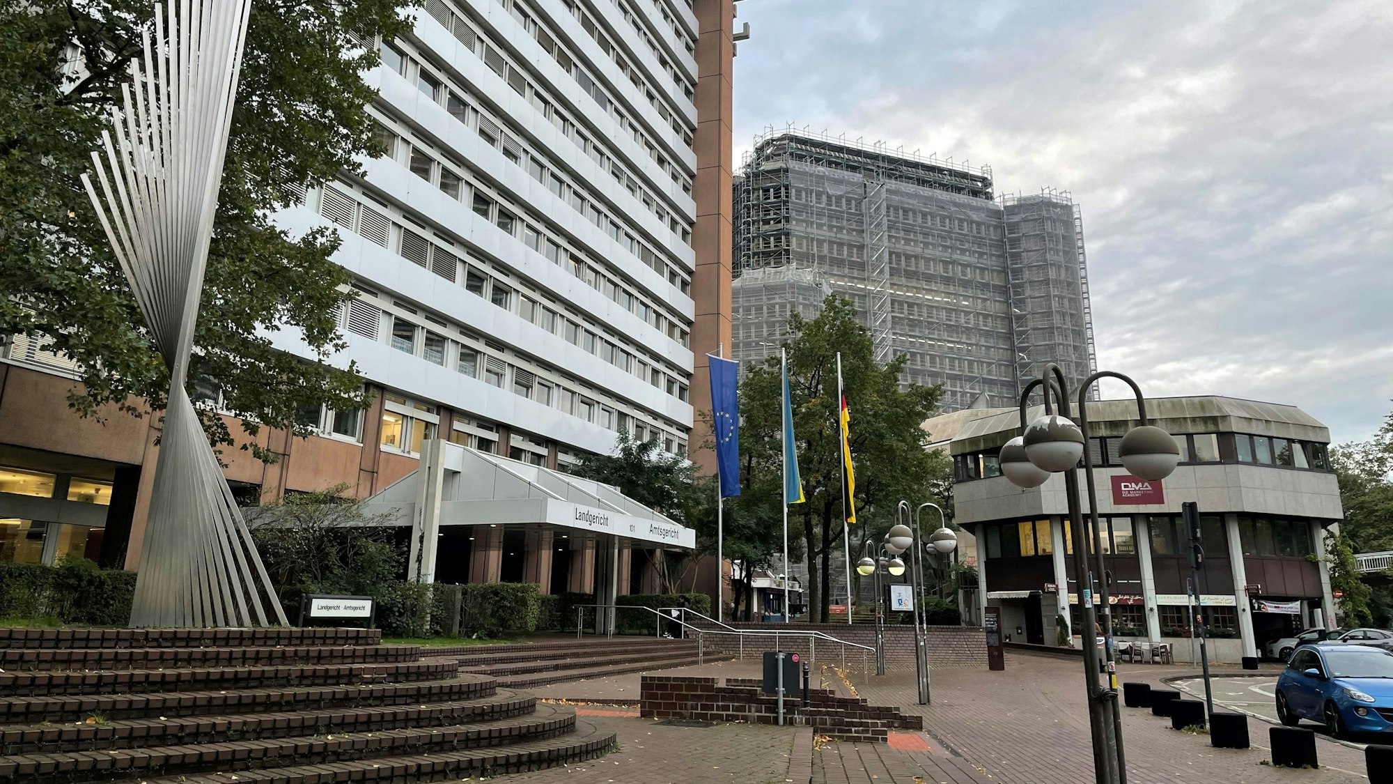 Das Gerichtsgebäude an der Luxemburger Straße. Rechts die alte Arbeitsagentur, die derzeit kernsaniert wird und Interimsstätte werden soll.