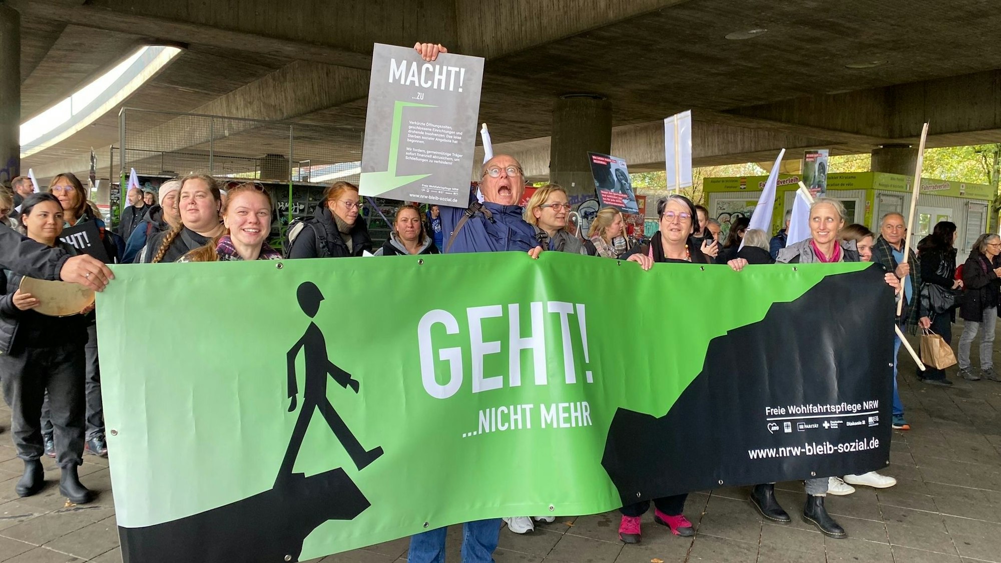 Hinter einem großen grünen Banner mit der Aufschrift "Geht nicht mehr" läuft das achtköpfige Team der Kita.