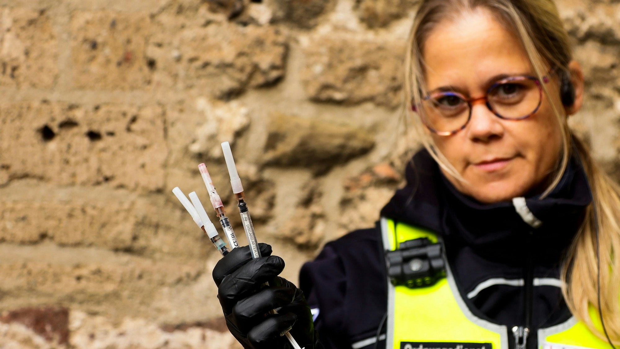 Natalie Riha hält Heroin-Spritzen in die Kamera.