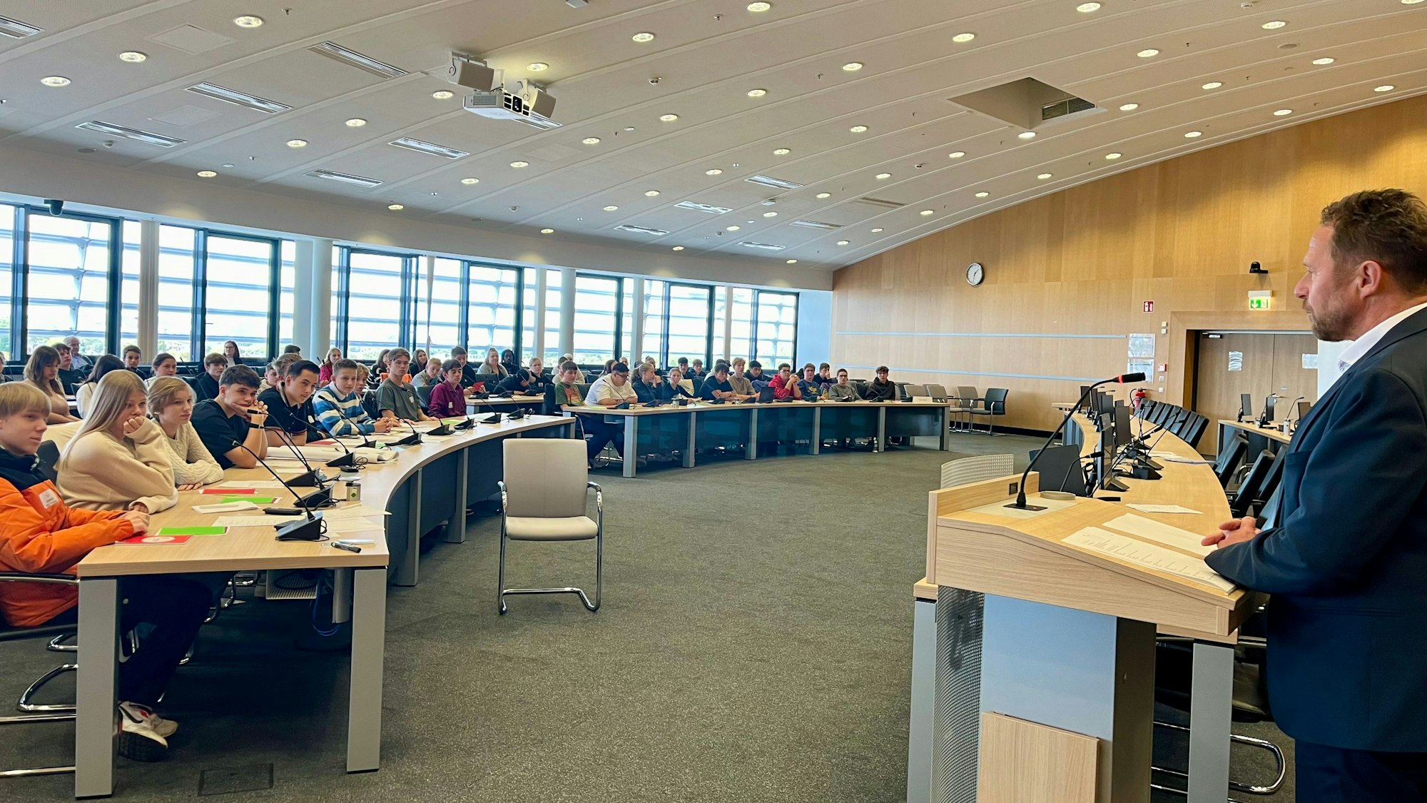 Oberbürgermeister Uwe Richrath spricht zum Jugendstadtrat
