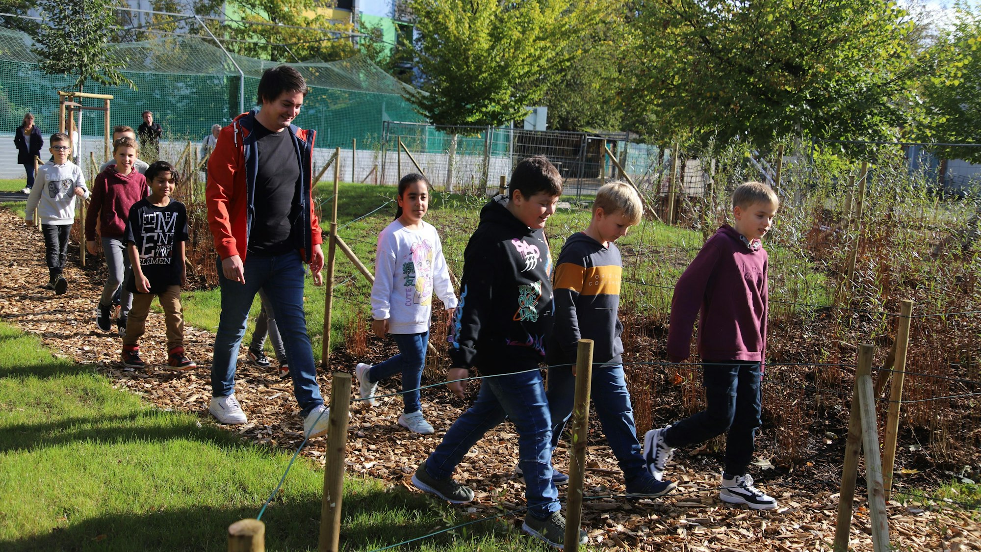 Förderverein, Schule und Stadt haben 500 Quadratmeter Fläche des Schulhofs an der Gartenstraße entsiegelt und neu gestaltet. Bürgermeister Mario Dahm ließ sich das von den Kindern zeigen.