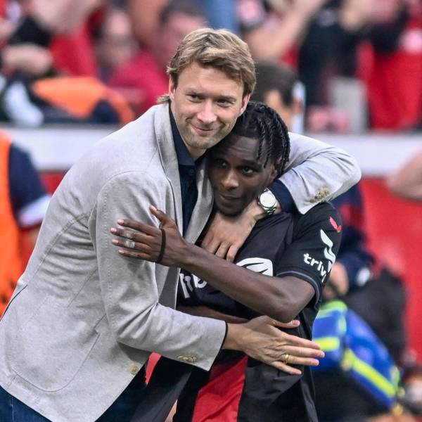 Simon Rolfes herzt Jeremie Frimpong.