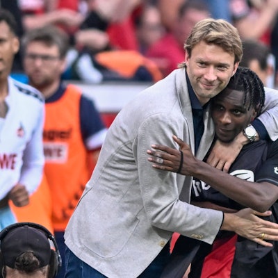 Simon Rolfes herzt Jeremie Frimpong.