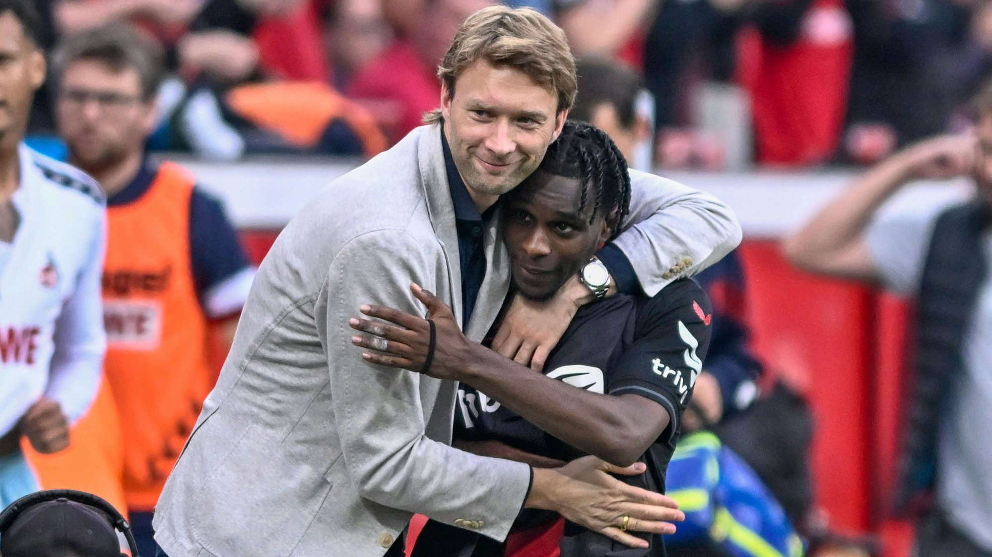 Simon Rolfes herzt Jeremie Frimpong.