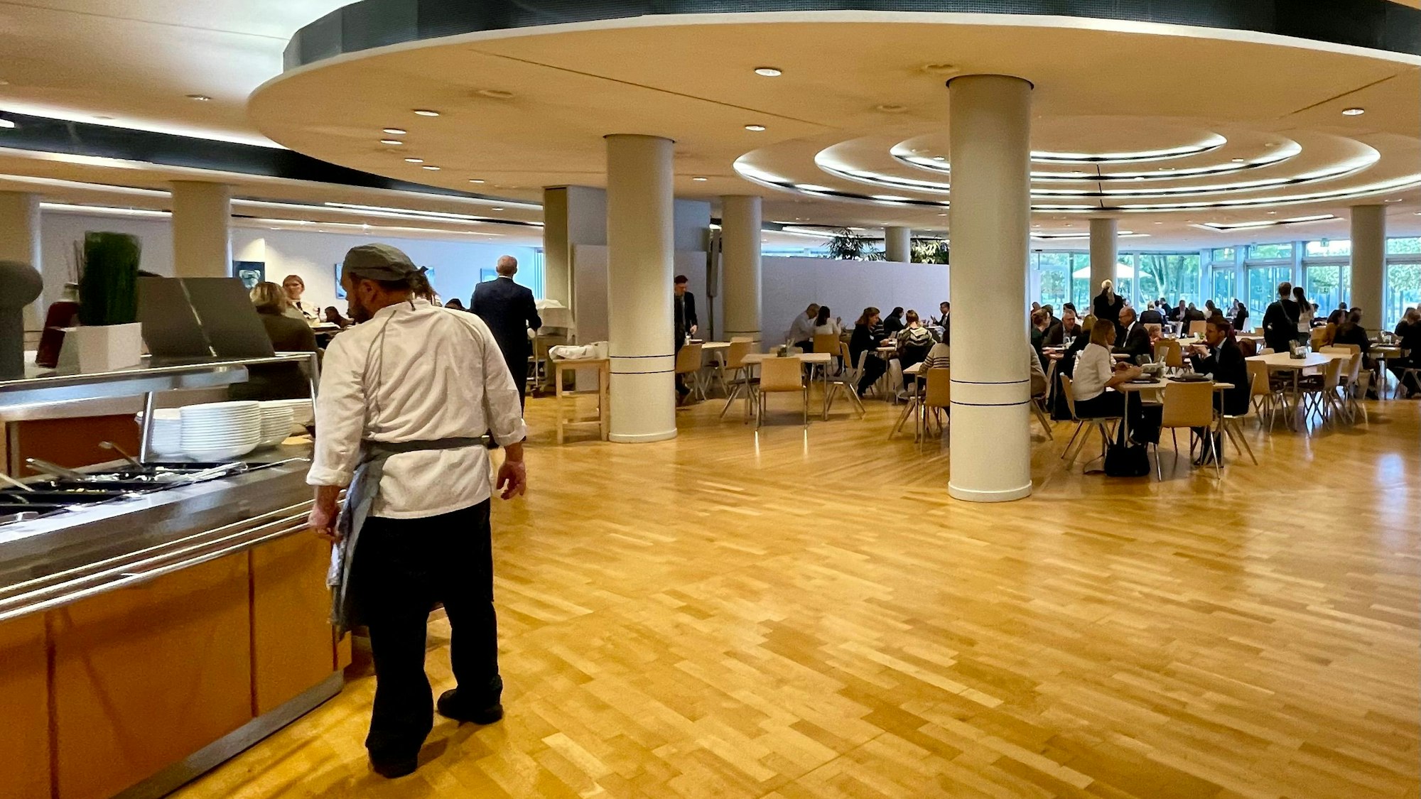 Ein Blick in die Kantine des Landtags in Düsseldorf. Dort startet bald ein neuer Caterer.