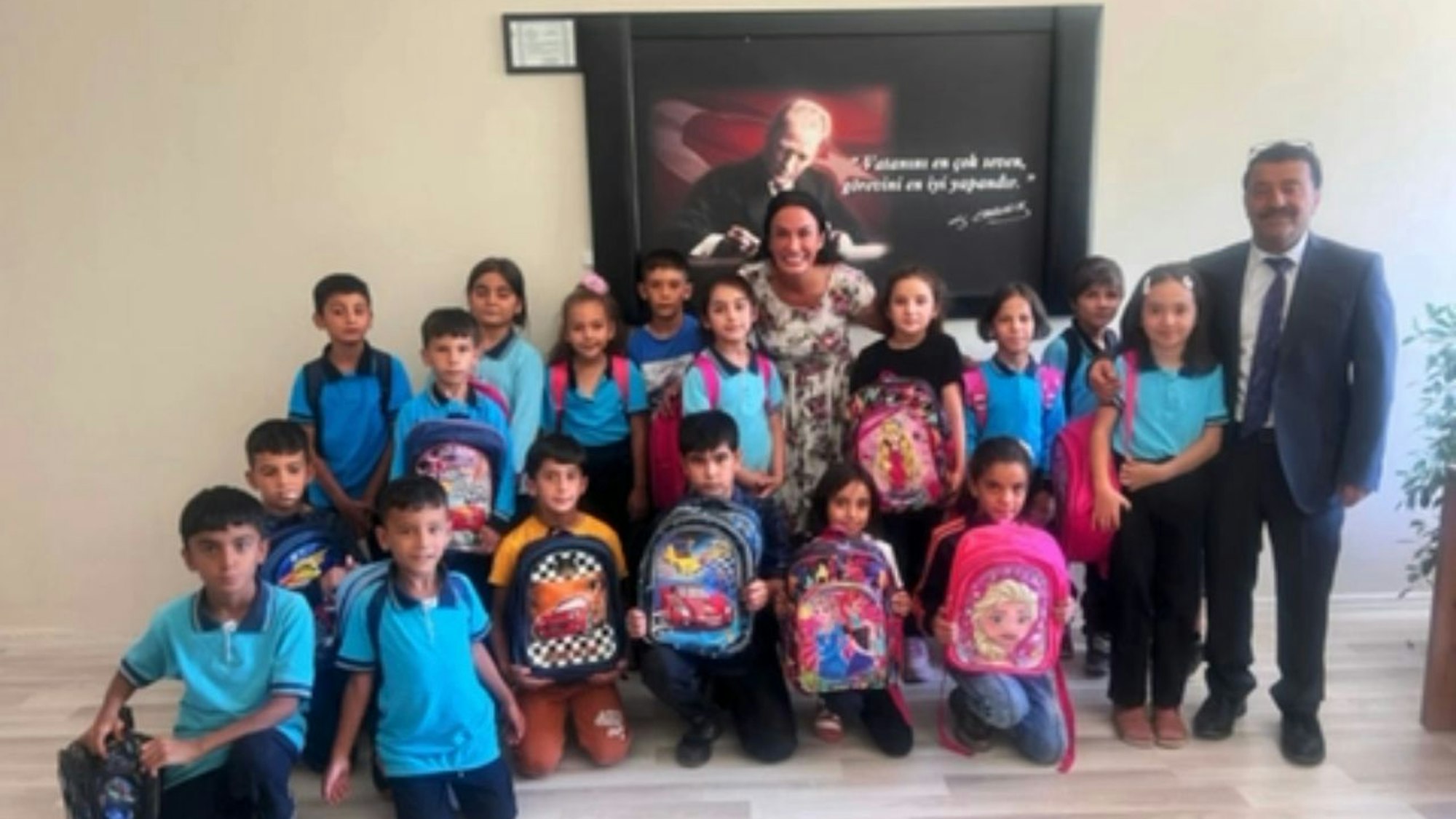 Das Foto zeigt Kinder aus Gölbasi mit ihren neuen Schultaschen.