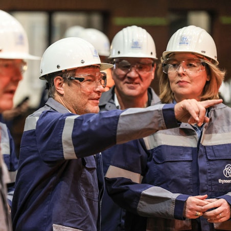 Robert Habeck (M, Grüne), Bundeswirtschaftsminister, steht im Stellwerk von Thyssen-Krupp vor einem Hochofen neben Bärbel Das (r, SPD), Präsidentin des Deutschen Bundestages. Bundeswirtschaftsminister Habeck hat ThyssenKrupp Steel anlässlich der Besiegelung der Förderung durch die Bundesregierung besucht. +++ dpa-Bildfunk +++