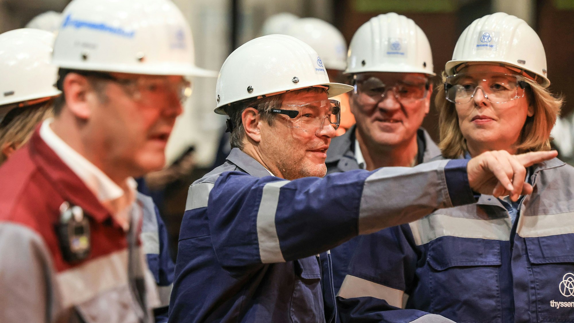 Robert Habeck (M, Grüne), Bundeswirtschaftsminister, steht im Stellwerk von Thyssen-Krupp vor einem Hochofen neben Bärbel Das (r, SPD), Präsidentin des Deutschen Bundestages. Bundeswirtschaftsminister Habeck hat ThyssenKrupp Steel anlässlich der Besiegelung der Förderung durch die Bundesregierung besucht. +++ dpa-Bildfunk +++