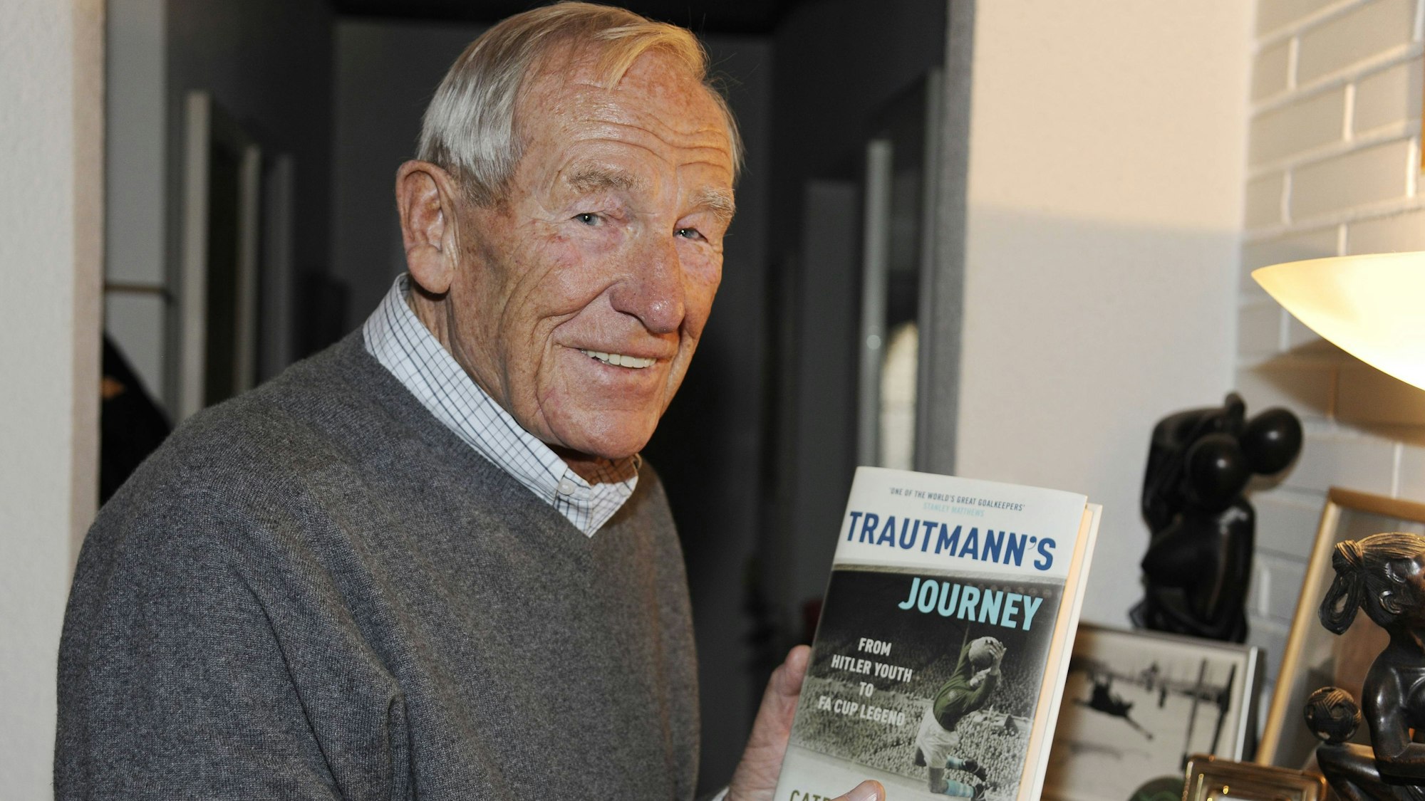 Bert Trautmann präsentiert in seiner spanischen Wahlheimat eines der vielen Bücher, die über ihn erschienen sind.