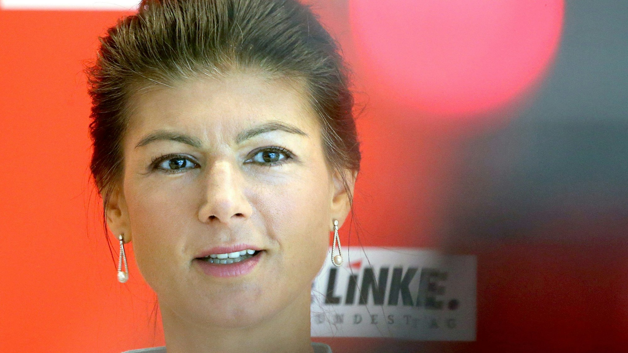 Sahra Wagenknecht will eine eigene Partei gründen. Hier ist sie im Porträt zu sehen.