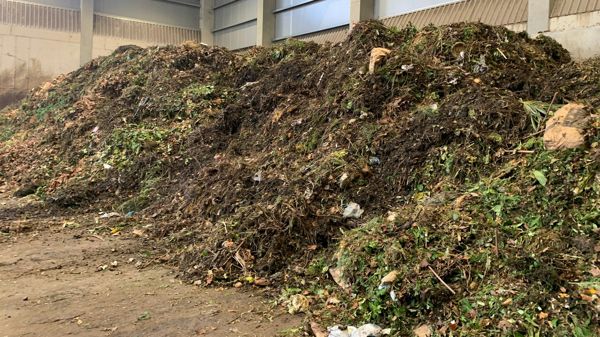 Der Bioabfall wird in einer großen Halle gesammelt.