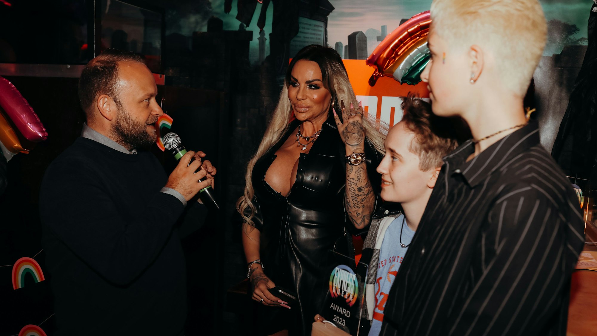 „anyway“-Geschäftsführer Jürgen Piger im Gespräch mit Gina-Lisa Lohfink, die ihm den Preis überreichte.