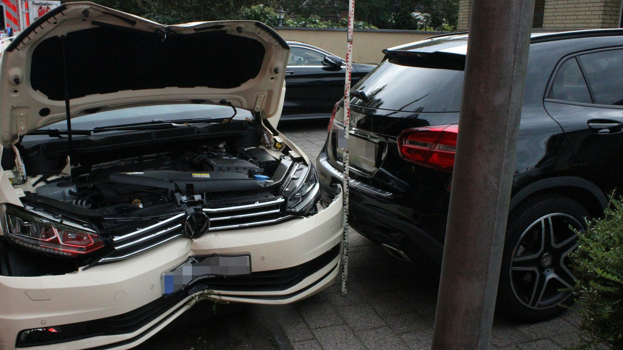 Das Taxi musste nach dem Unfall in Bergisch Gladbach abgeschleppt werden.