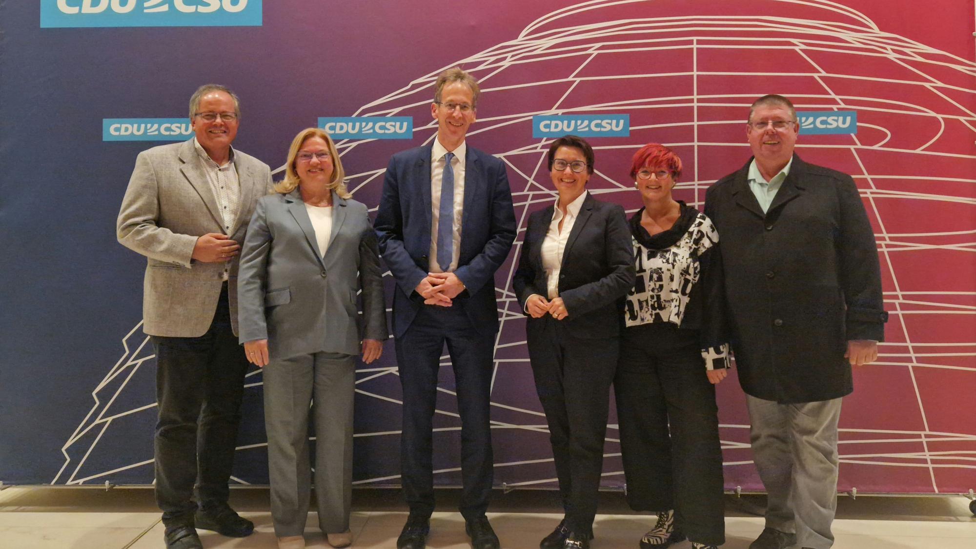 Das Bild zeigt Hansgeorg Voigt (v.l.), Manuela Voigt, Detlef Seif MdB, Susanne Hierl MdB, Cornelia Luxen, Carsten Vogel vor den Räumen der CDU/CSU-Bundestagsfraktion.