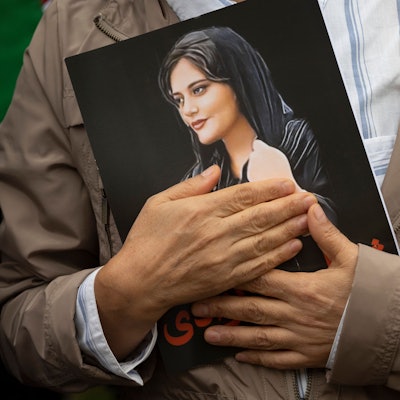 Ein Porträt von Mahsa Amini wird während einer Kundgebung nach dem Tod von Mahsa Amini gehalten.