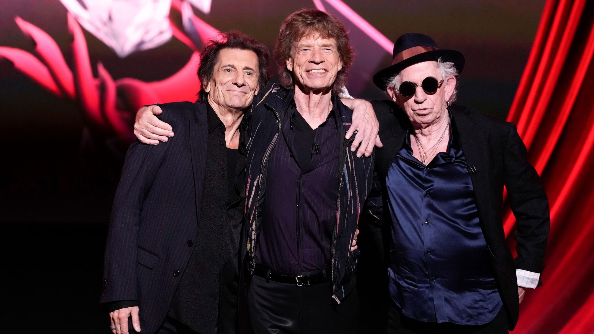 06.09.2023, Großbritannien, London: Ronnie Wood (l-r), Mick Jagger und Keith Richards von den Rolling Stones während einer Pressekonferenz zur Veröffentlichung des neuen Albums «Hackney Diamonds». Das neue Studioalbum der legendären Rockband erscheint am 20. Oktober.