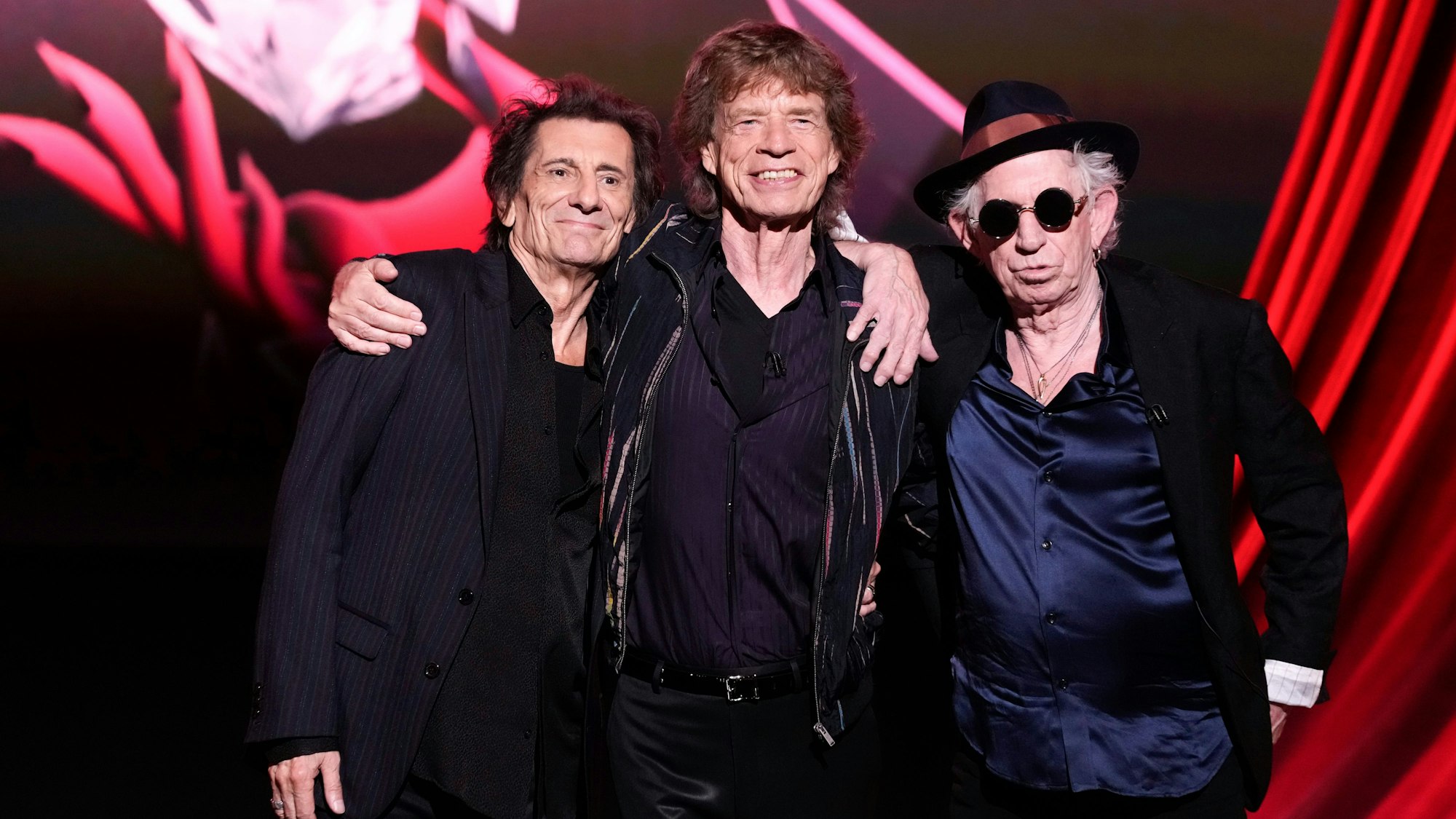 06.09.2023, Großbritannien, London: Ronnie Wood (l-r), Mick Jagger und Keith Richards von den Rolling Stones während einer Pressekonferenz zur Veröffentlichung des neuen Albums «Hackney Diamonds». Das neue Studioalbum der legendären Rockband erscheint am 20. Oktober.