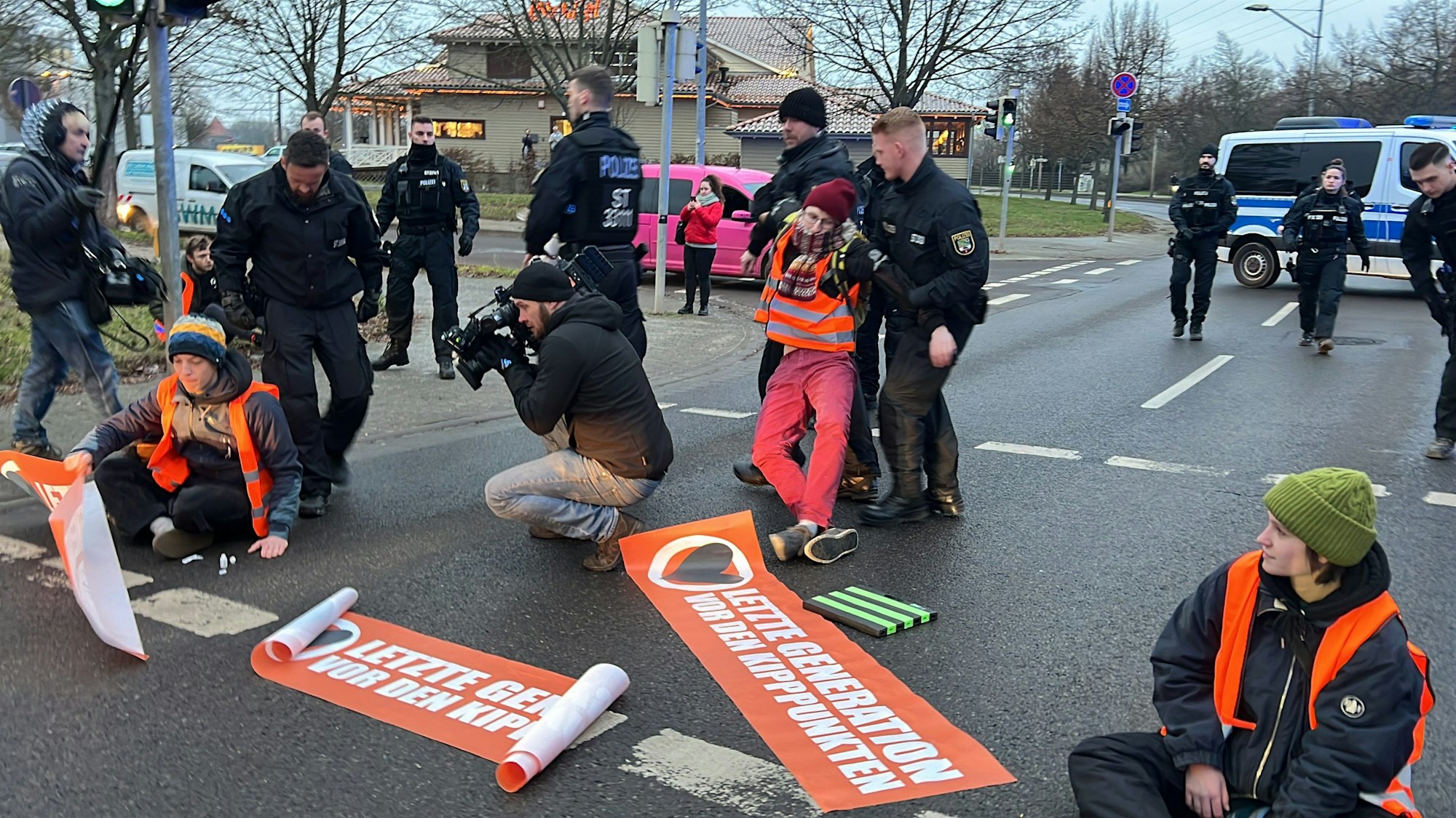Polizei löst eine Protestaktion der Klimaaktivisten von Letzte Generation auf.