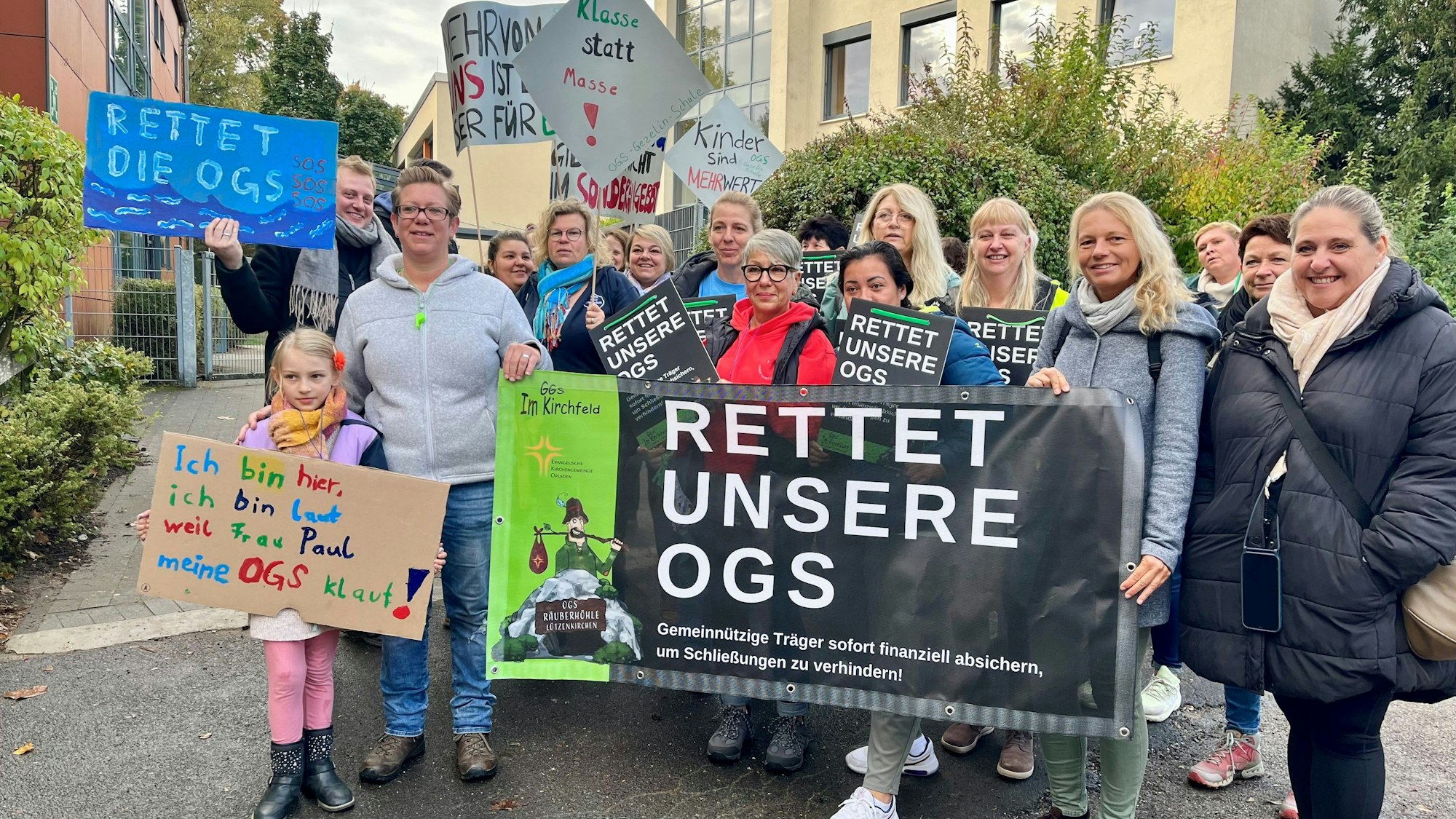 Mitarbeiterinnen, Eltern und Kinder von mehreren OGS-Einrichtungen in Leverkusen reisen zur Demo nach Düsseldorf.