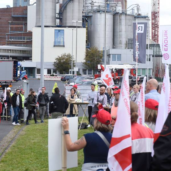 Das Foto zeigt Teilnehmer der „Mittagspause“ vor dem Wesselinger Evonik-Werk. Sie wollen die Politik wachrütteln.