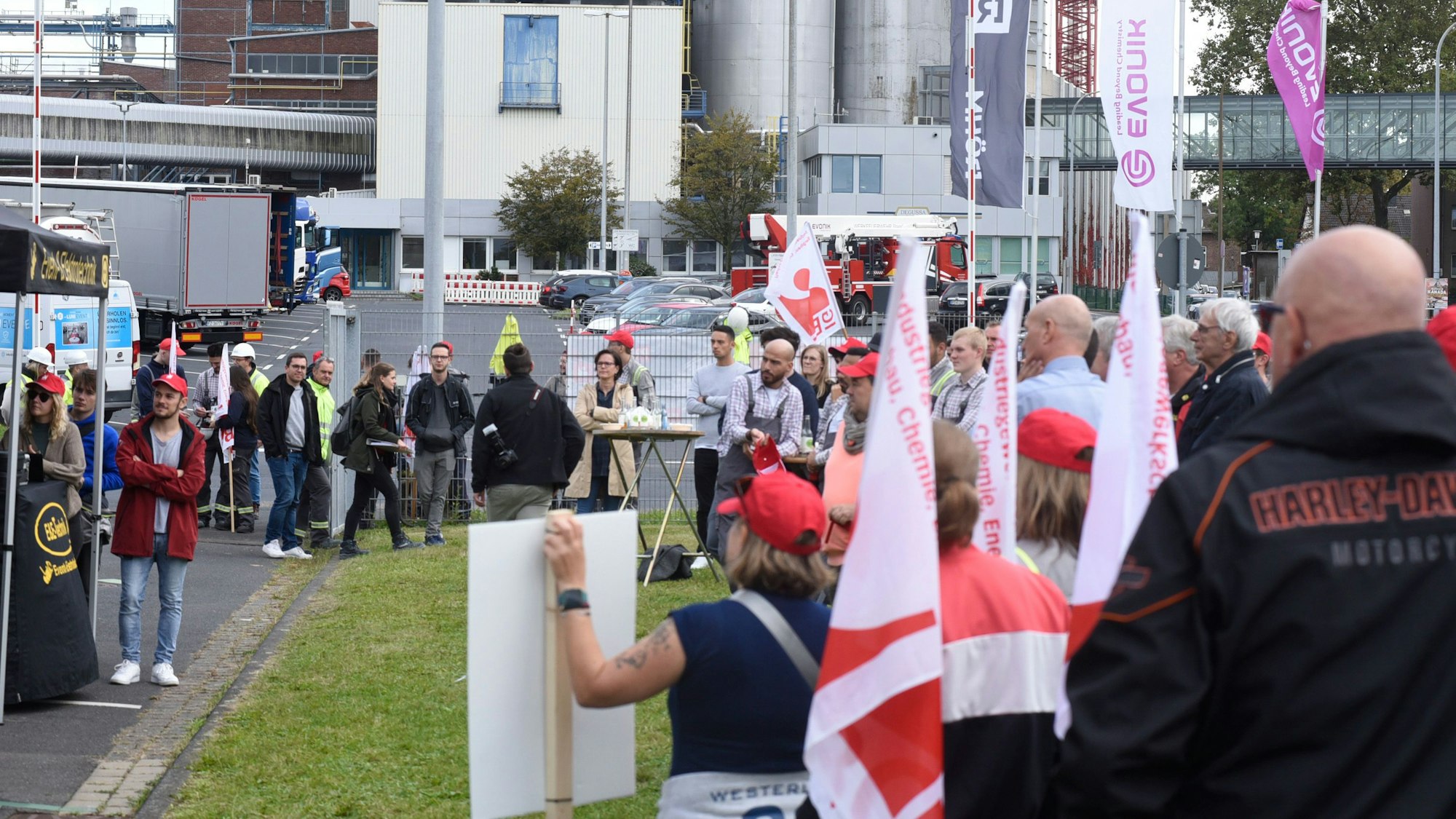 Das Foto zeigt Teilnehmer der „Mittagspause“ vor dem Wesselinger Evonik-Werk. Sie wollen die Politik wachrütteln.