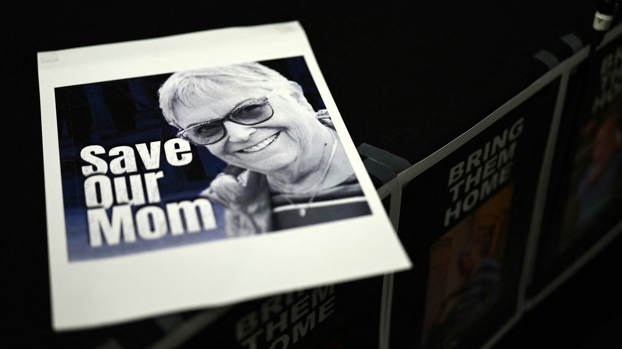 Ein Plakat mit dem Bild von Ada Sagi, die während des Terrorangriffs der Hamas auf Israel im Kibbuz Nir Oz als Geisel genommen wurde (Symbolbild)