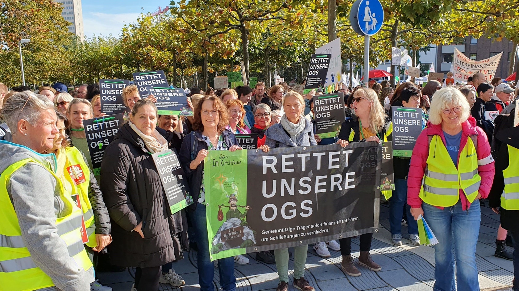 Mitarbeiter der OGS Räuberhöhle demonstrieren in Düsseldorf für mehr Geld.