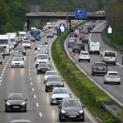 Autos fahren im Berufsverkehr am Morgen über die Autobahn 57.