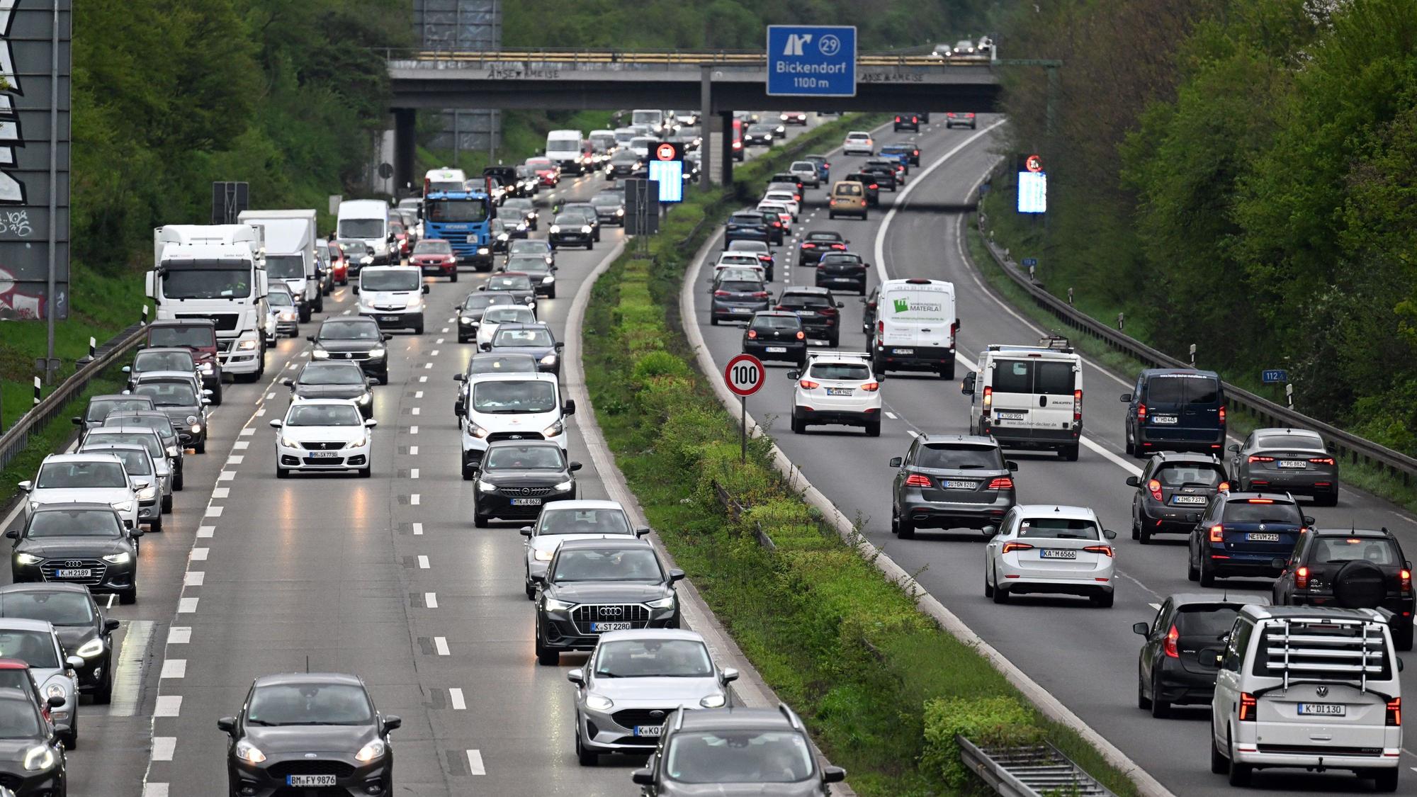 Autos fahren im Berufsverkehr am Morgen über die Autobahn 57.