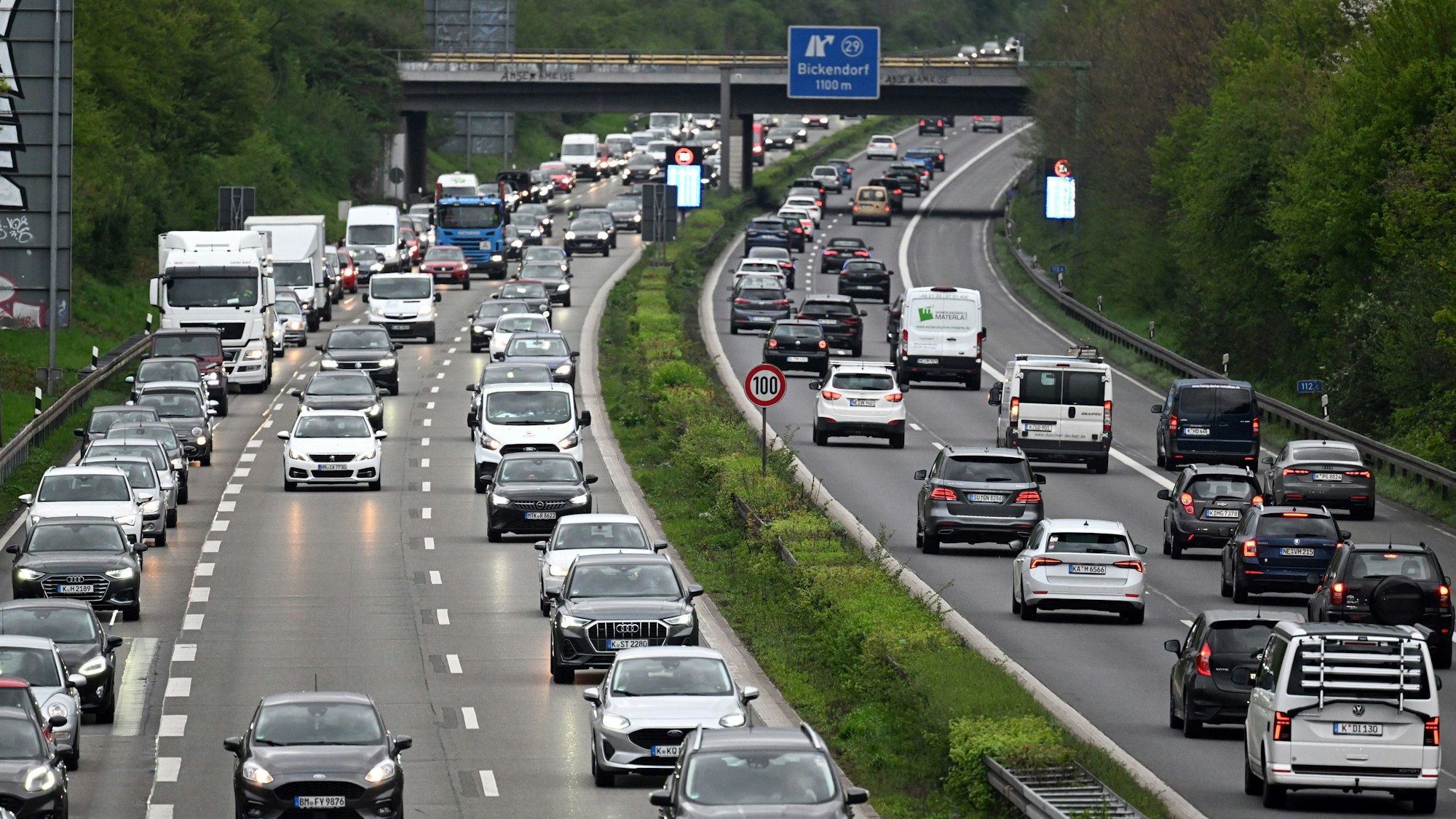 Autos fahren im Berufsverkehr am Morgen über die Autobahn 57.
