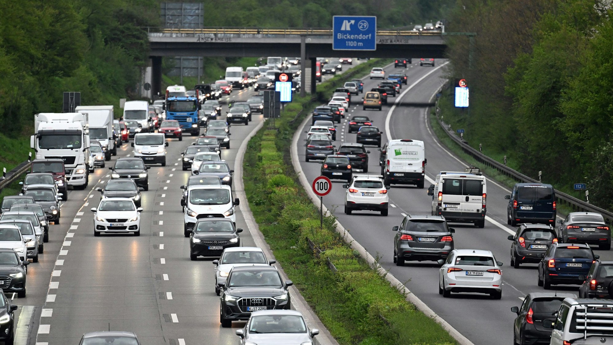 Zu sehen sind Autos, die im Berufsverkehr über die Autobahn 57 fahren.