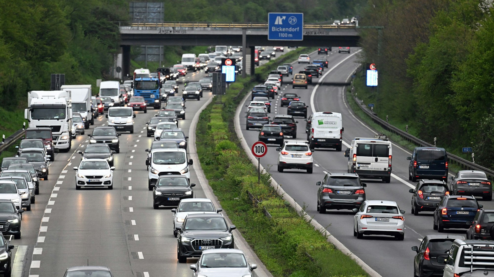 Zu sehen sind Autos, die im Berufsverkehr über die Autobahn 57 fahren.