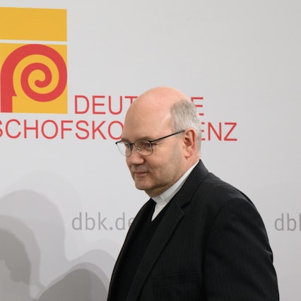 Das Bild zeigt den Aachener Bischof Helmut Dieser.