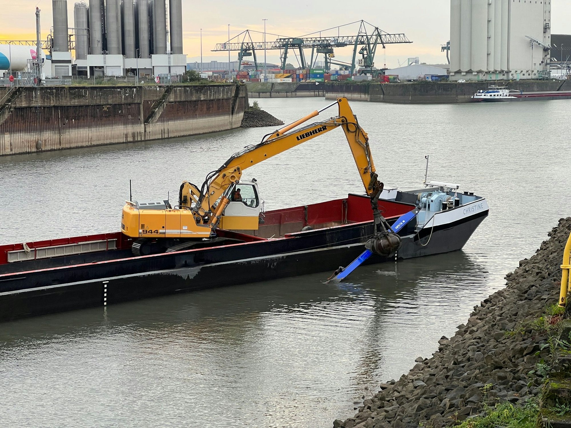 Eine Spezialfirma hat den Krananleger am Donnerstagmorgen (19. Oktober) aus dem Rhein geborgen.