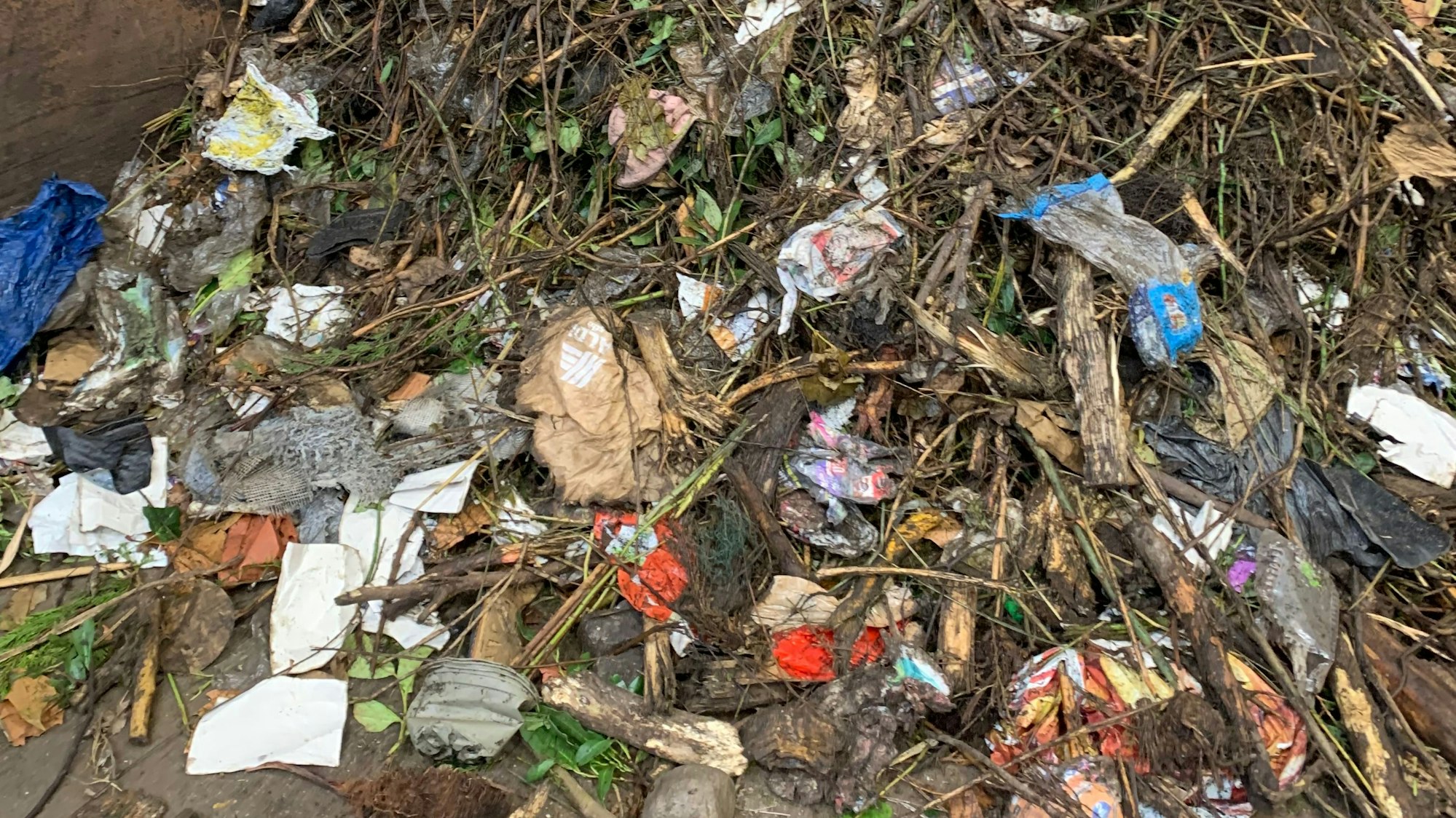 Plastikteile gehören nicht in den Biomüll.