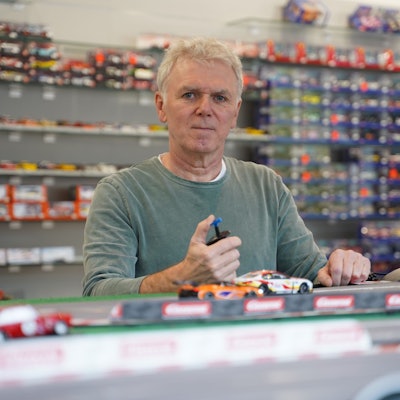 Klaus Hoely führt mit seiner Frau Claudia seit 20 Jahren den ‚Overdrive Slotshop‘ in Leverkusen-Opladen, ein Fachgeschäft für Carrera-Autos.