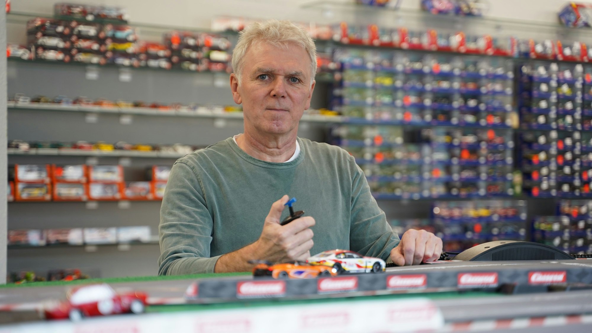 Klaus Hoely führt mit seiner Frau Claudia seit 20 Jahren den ‚Overdrive Slotshop‘ in Leverkusen-Opladen, ein Fachgeschäft für Carrera-Autos.