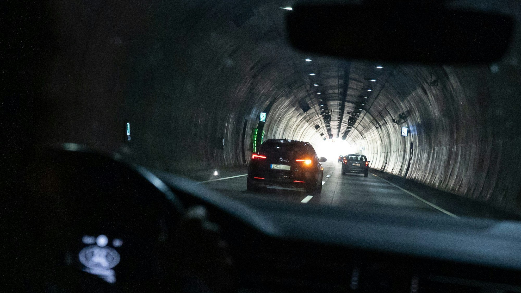 Autos fahren in einem Tunnel