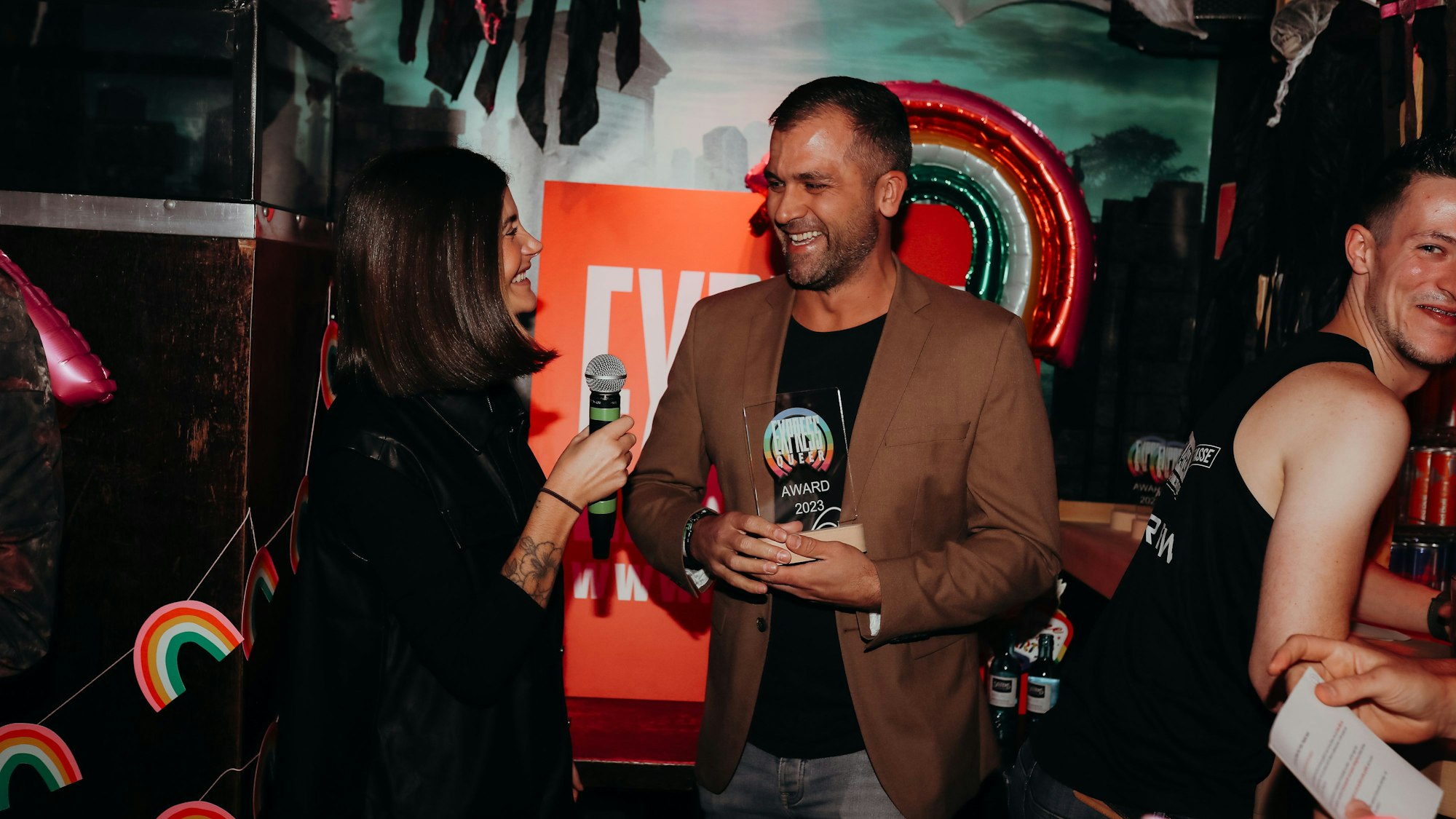 Aus den Händen von Stephie Stark nahm Exile-Chef Sascha Knue den Preis für die Location des Jahres entgegen. Beide freuen sich.