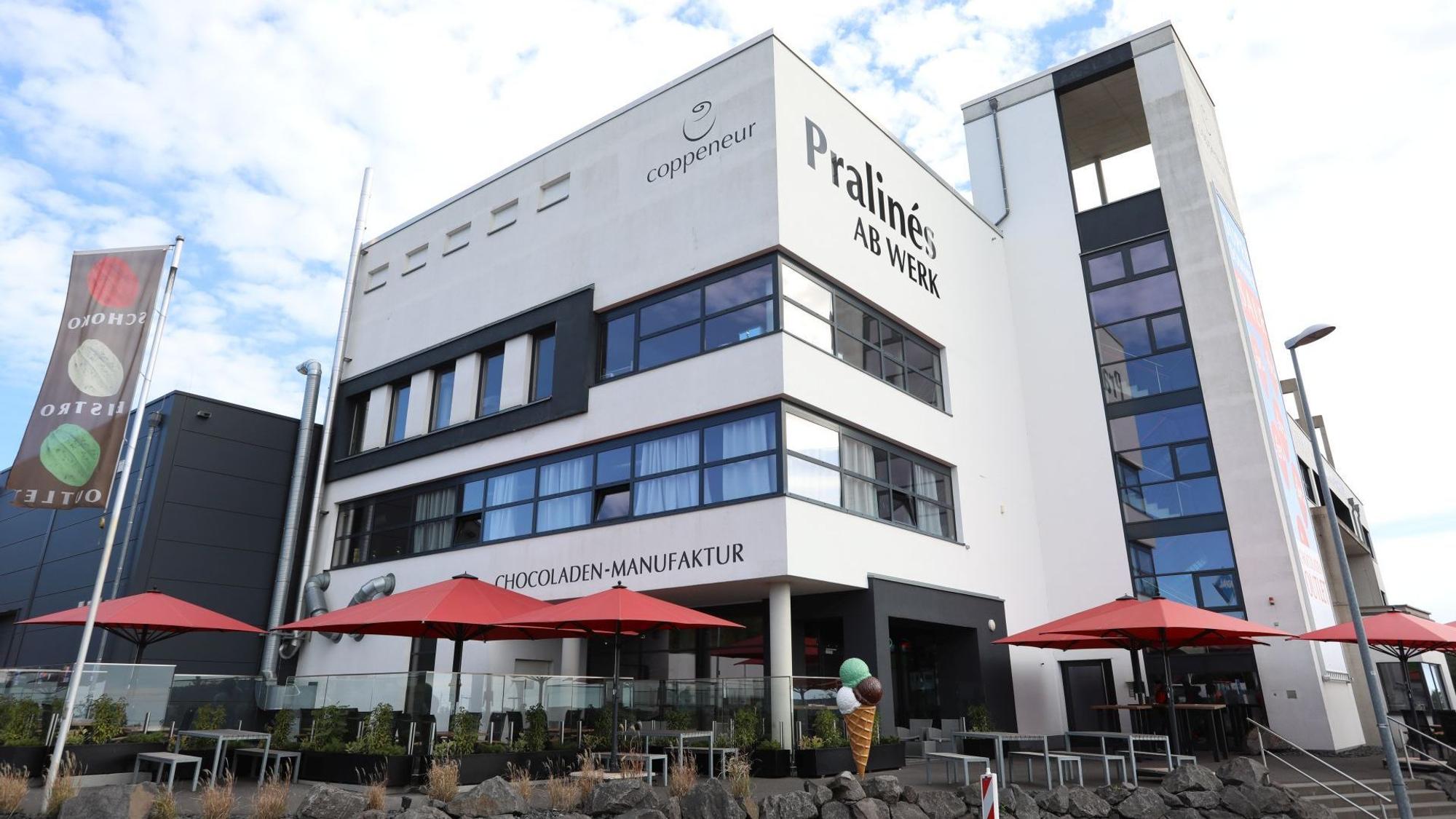 Das Bild zeigt ein etwa zwölf Meter hohes Gebäude mit einem turmartigen Trakt. Es ist das Stammhaus der Confiserie Coppeneur et Compagnon in Bad Honnef.