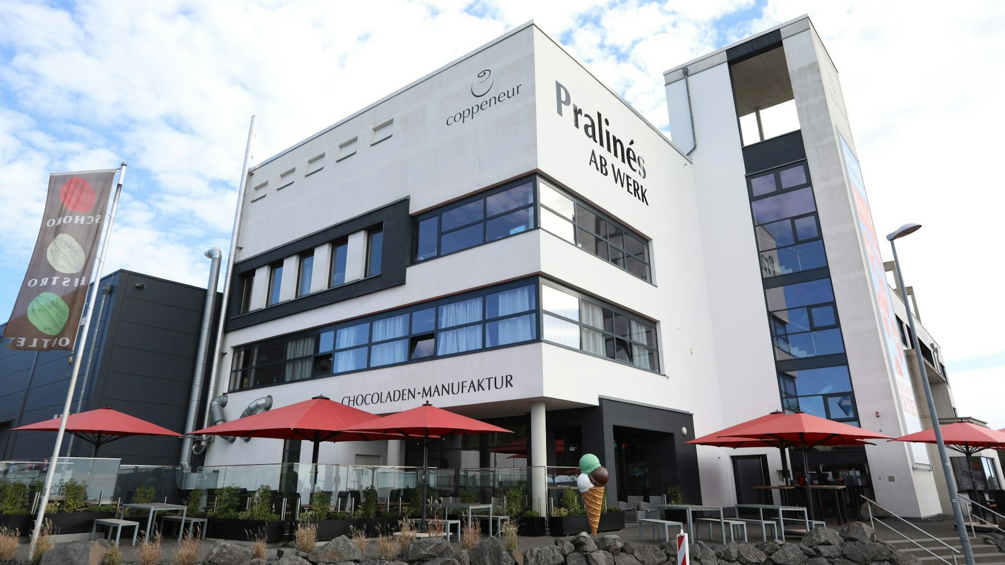 Das Bild zeigt ein etwa zwölf Meter hohes Gebäude mit einem turmartigen Trakt. Es ist das Stammhaus der Confiserie Coppeneur et Compagnon in Bad Honnef.
