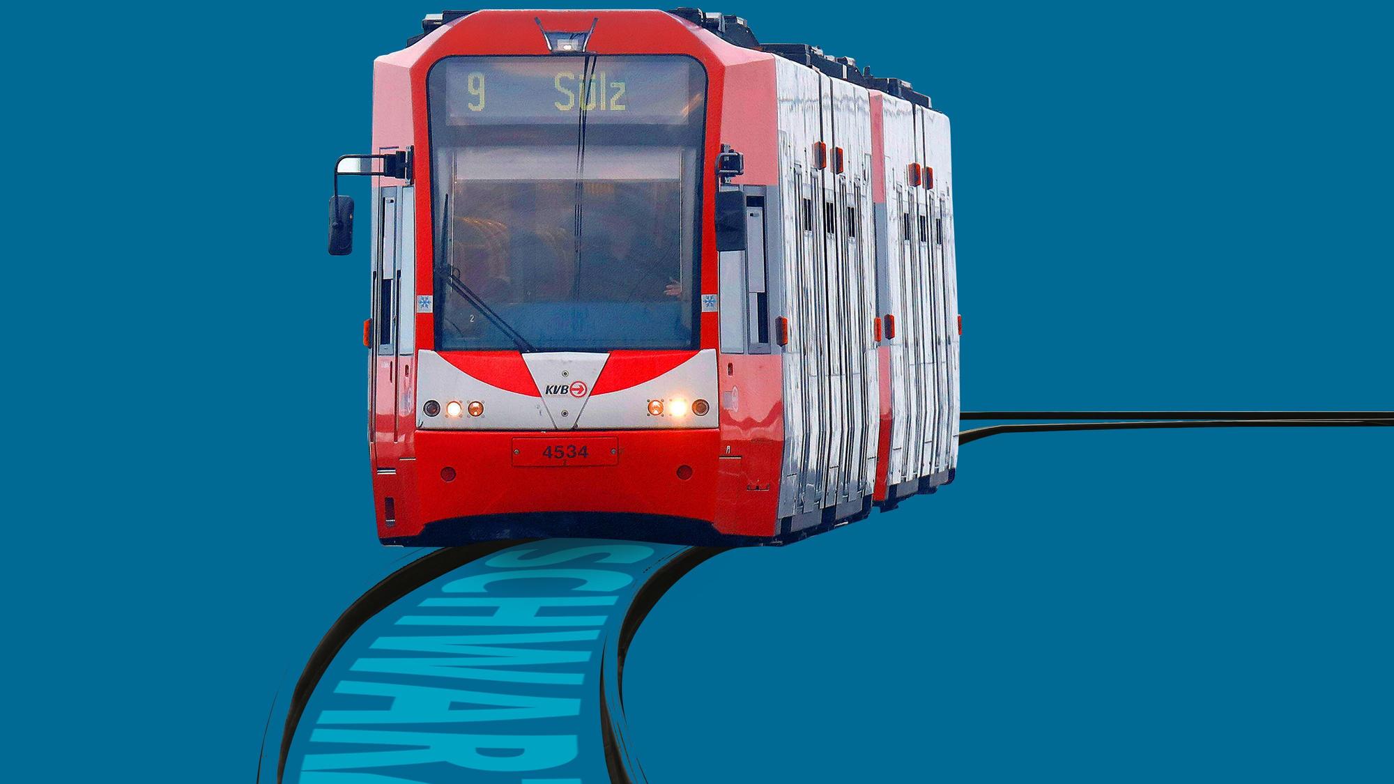 Eine KVB-Bahn mit de Ziel Sülz fährt auf Gleisen, auf denen das Wort Schwarzfahren steht.