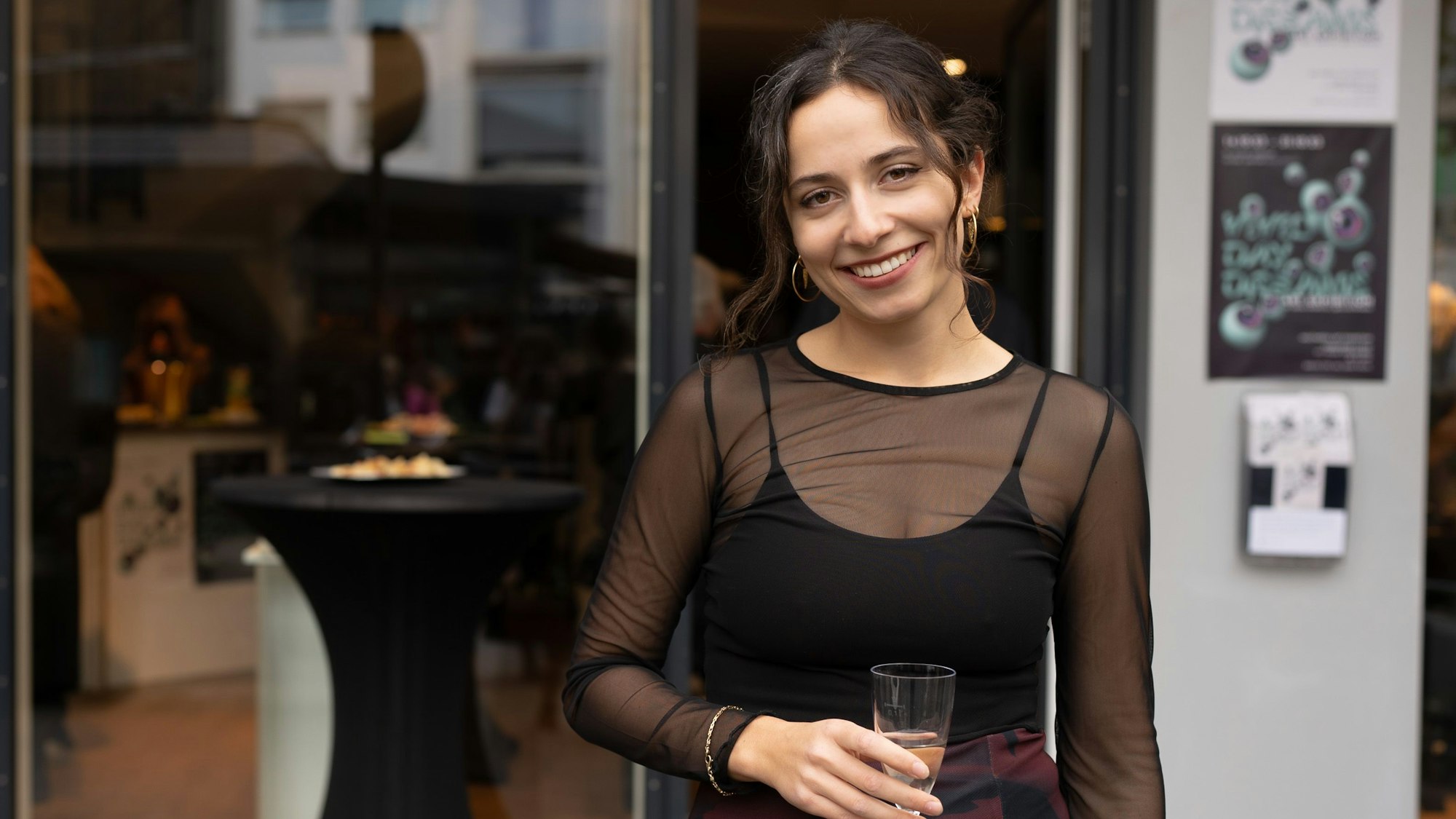 Die Künstlerin India Aparicio steht vor dem Eingang des Ladenlokals in der Breite Straße 169, in der die Ausstellung stattfindet.